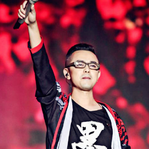 前  酉水河畔有座山  千尺绝壁深洞现  老人手握竹简望苍天  寒风吹